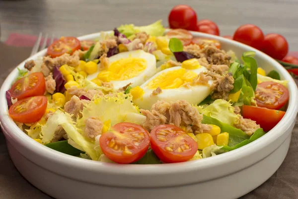 Skål Med Blandad Sallad Med Kokta Ägg Nuggets Tomater Och — Stockfoto