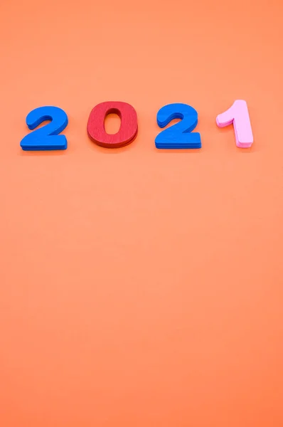 Die Bunten Holzzahlen 2021 Auf Orangefarbenem Hintergrund Neujahrskonzept — Stockfoto
