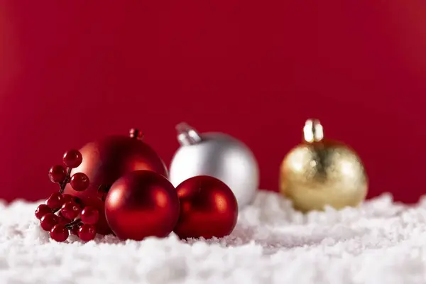 Primo Piano Palle Natale Uno Sfondo Rosso — Foto Stock