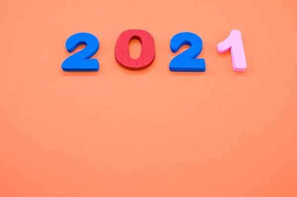 Színes Számok 2021 Narancssárga Háttér Újévi Koncepció — Stock Fotó