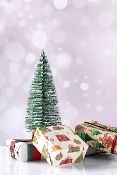 Colpo Verticale Scatole Regalo Natale Piccolo Albero Sfondo Bokeh — Foto Stock