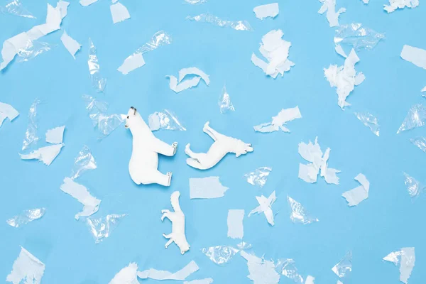 Eine Nahaufnahme Von Totem Eisbär Und Hundespielzeug Umgeben Von Plastik — Stockfoto