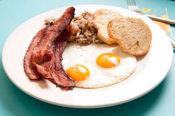 Sunny Side Eggs Organic Bacon Hashbrowns Crsipy Toast — Stock Photo, Image