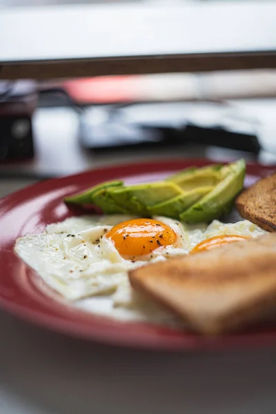 Masanın Üzerinde Bir Tost Omlet Avokado Ile Kahvaltı Tabağının Dikey — Stok fotoğraf