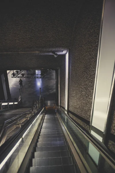 Tiro Ângulo Alto Uma Escada Rolante Uma Estação Metro — Fotografia de Stock