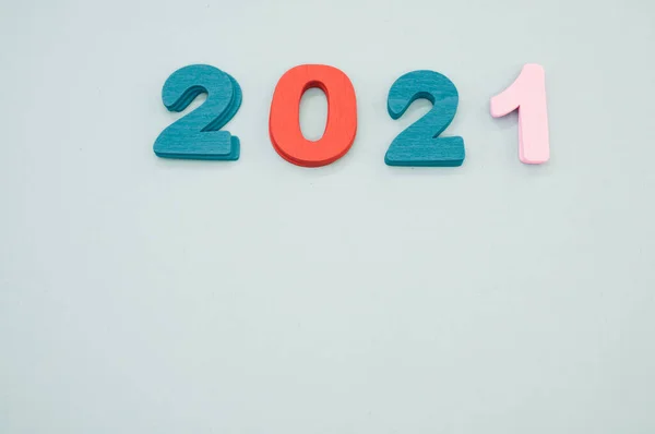 Πολύχρωμοι Ξύλινοι Αριθμοί 2021 Λευκό Φόντο Έννοια Νέου Έτους — Φωτογραφία Αρχείου