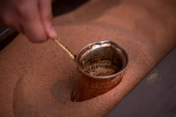 Een Close Shot Van Een Hand Brouwen Turkse Koffie Zand — Stockfoto