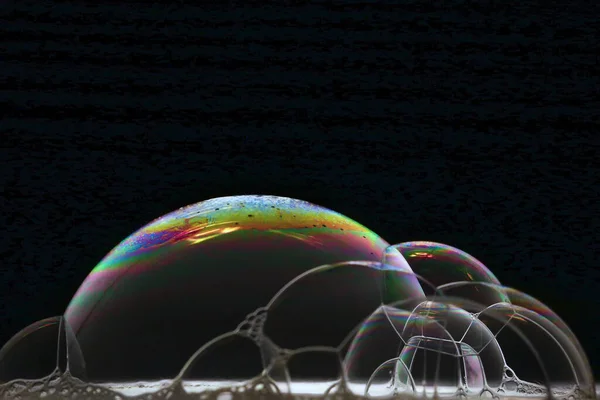 Крупный План Мыльных Пузырей Красочными Текстурами Черном Фоне — стоковое фото