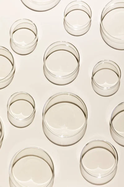 Una Toma Vista Superior Vasos Vacíos Una Superficie Blanca Textura — Foto de Stock