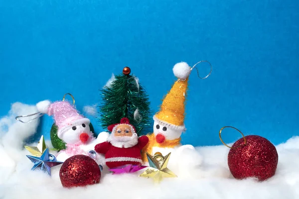 Een Collage Van Kerstman Het Besneeuwde Bos Met Sneeuwpoppen Boomornamenten — Stockfoto
