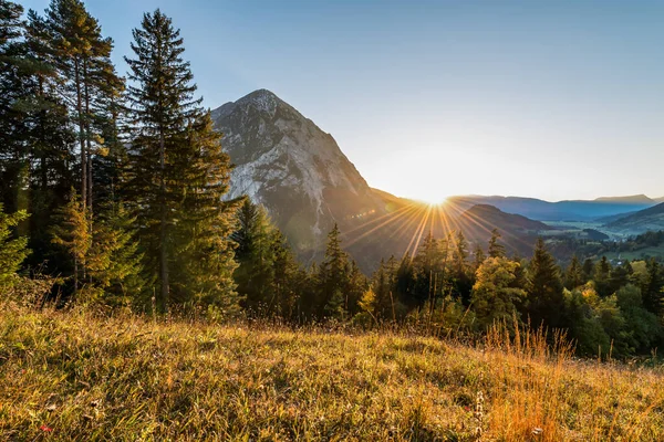Una Hermosa Vista Sol Brillando Través Las Montañas — Foto de Stock