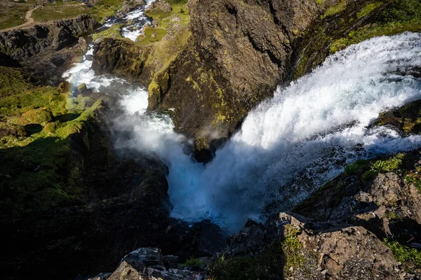 アイスランドのディンジャンディフォスでの滝の美しいショット — ストック写真