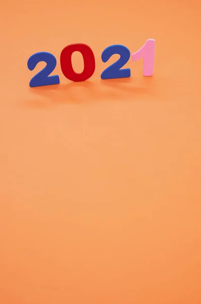 Números Madeira Coloridos 2021 Fundo Laranja Conceito Ano Novo — Fotografia de Stock