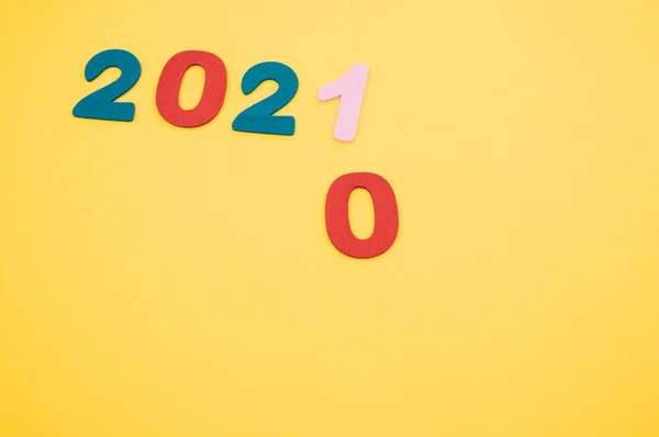2021年的数字色彩斑斓 背景为黄色 0低于1 从2020年改为2021年的概念 — 图库照片