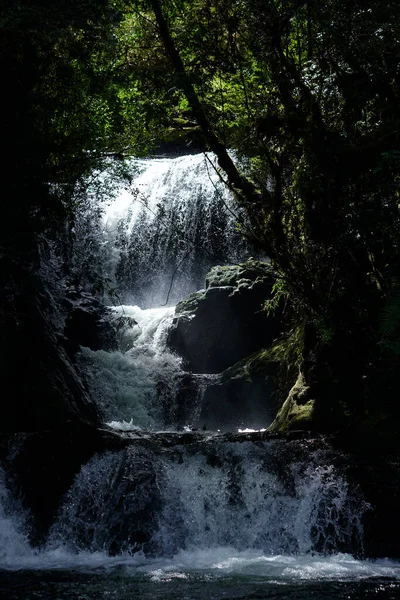 Водопад Текущий Горы Лучах Солнца — стоковое фото
