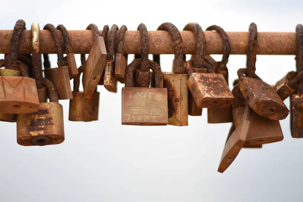 Een Close Shot Van Antieke Sloten Witte Backgroun — Stockfoto