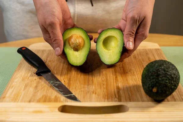 Primer Plano Una Persona Cortando Aguacates Para Sushi —  Fotos de Stock