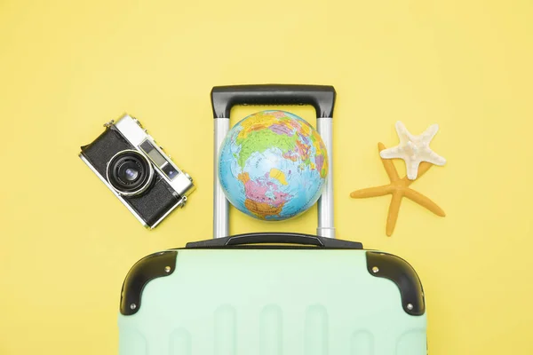 Een Bovenaanzicht Van Een Koffer Bol Camera Zeesterren Een Gele — Stockfoto