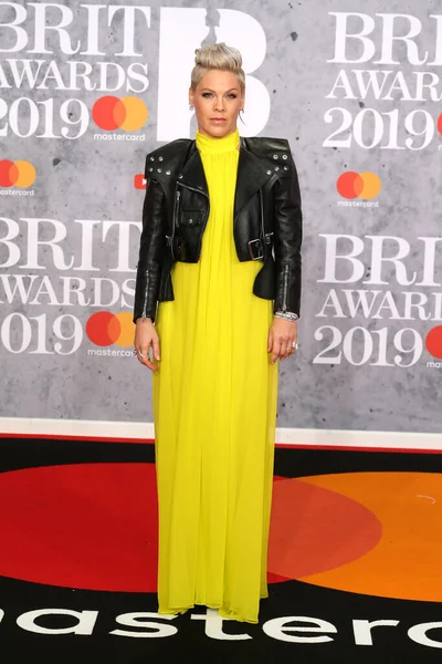 2019年2月20日 粉红出席2019年2月20日在英国伦敦的O2竞技场举行的Brit奖 — 图库照片