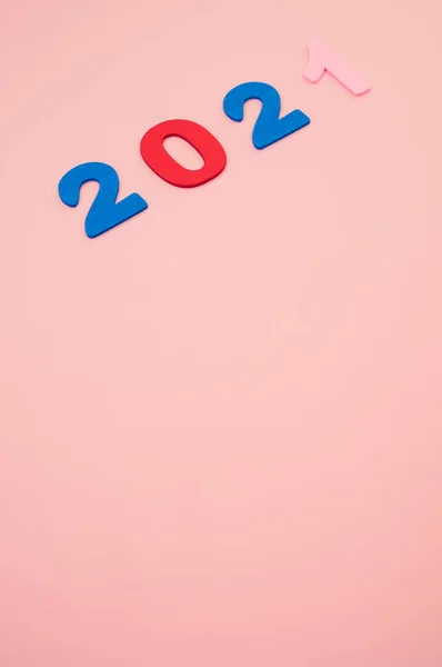 텍스트를 공간이 분홍색 표면에 2021 텍스트를 수직으로 클로즈업 — 스톡 사진