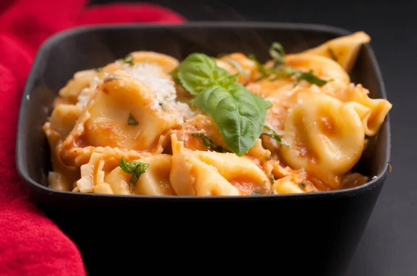 Ravioli Gefüllt Mit Käse Basilikum Und Tomatensauce — Stockfoto