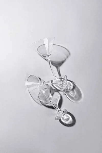 马提尼酒杯的垂直截图 白色背景上有阴影 — 图库照片