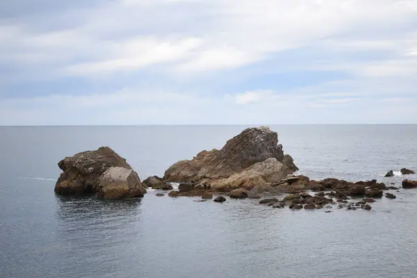 Kayalarla Dolu Güzel Bir Deniz Görüntüsü — Stok fotoğraf