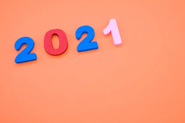 Színes Számok 2021 Narancssárga Háttér Újévi Koncepció — Stock Fotó
