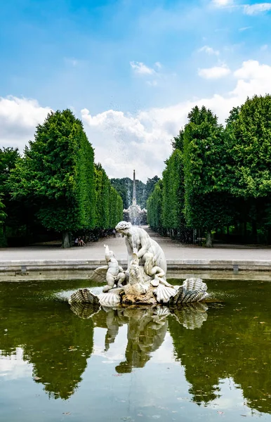 Een Verticaal Schot Van Een Fontein Schonbrunn Imperial Palace Tuinen — Stockfoto