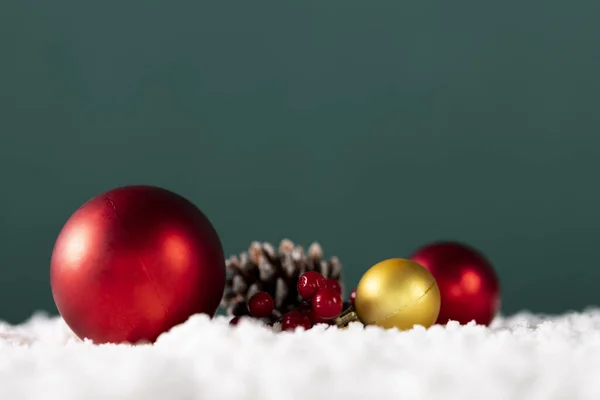 Primer Plano Decoración Navidad Sobre Fondo Borroso Verde —  Fotos de Stock