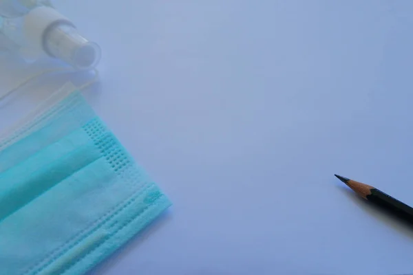 Cliché Masque Médical Désinfectant Crayon Sur Fond Bleu — Photo