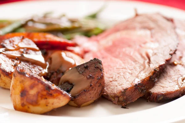 Skivad Medium Sällsynt Rostbiff Prime Rib Middag Med Rostade Grönsaker — Stockfoto