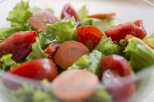 Una Toma Selectiva Ensalada Vegetariana Fresca Saludable Con Lechuga Tomate —  Fotos de Stock