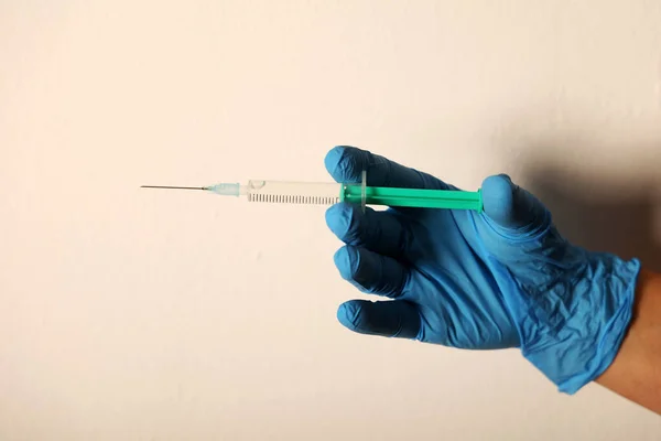 Médecin Portant Des Gants Bleus Tient Une Seringue Avec Vaccin — Photo