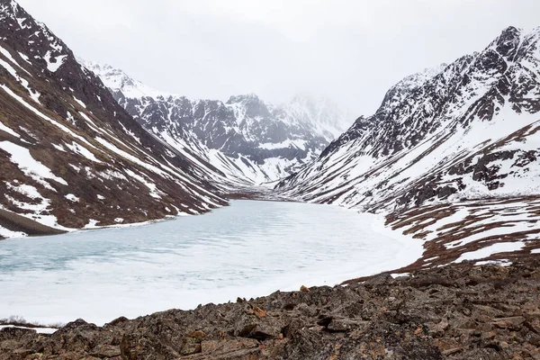 Colpo Ipnotizzante Del Lago Frozen Eagle Nel Chugach State Park — Foto Stock