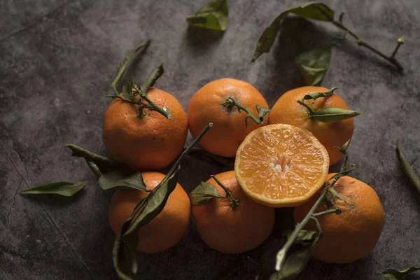 Egy Csúcskép Narancsokról Amin Vízcseppek Vannak — Stock Fotó