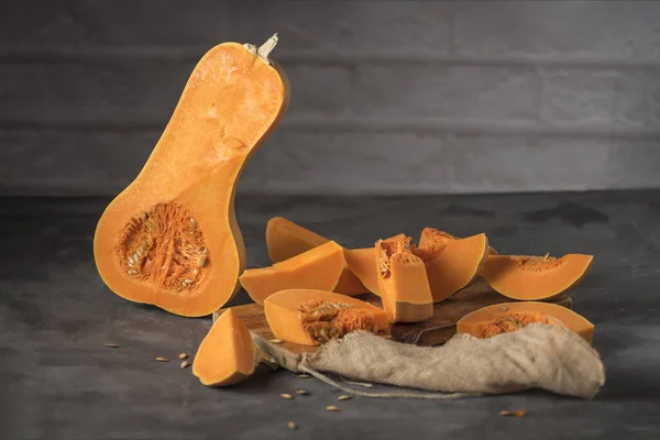 Een Selectieve Focus Shot Van Butternut Squash Gesneden Een Snijplank — Stockfoto