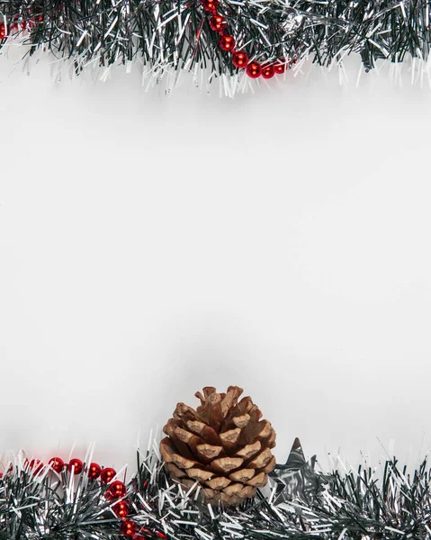 Vertikální Záběr Krásné Vánoční Dekorace Bílém Pozadí Kopírovacím Prostorem — Stock fotografie