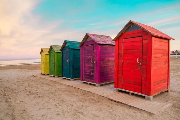 Una Hermosa Foto Coloridos Vestidores Madera Playa — Foto de Stock