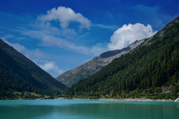 奥地利一个高海拔水库的照片 背景为山脉 — 图库照片