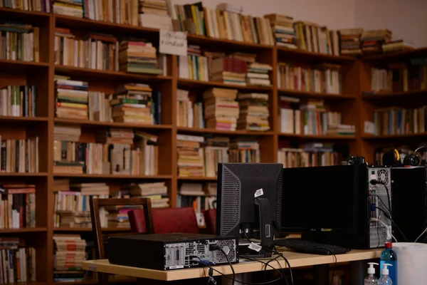 Крупный План Компьютера Другого Оборудования Столе Школьной Библиотеке — стоковое фото