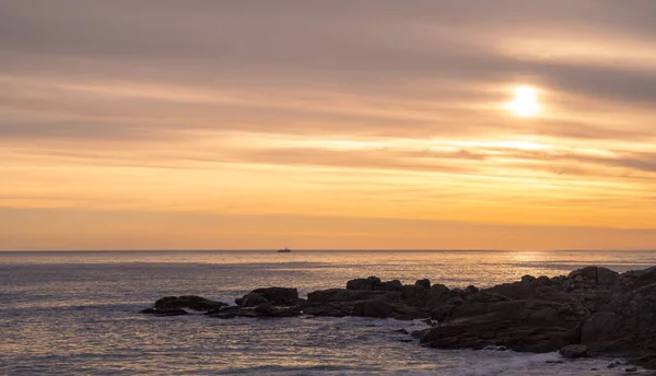 Una Hermosa Toma Del Océano Durante Atardecer —  Fotos de Stock