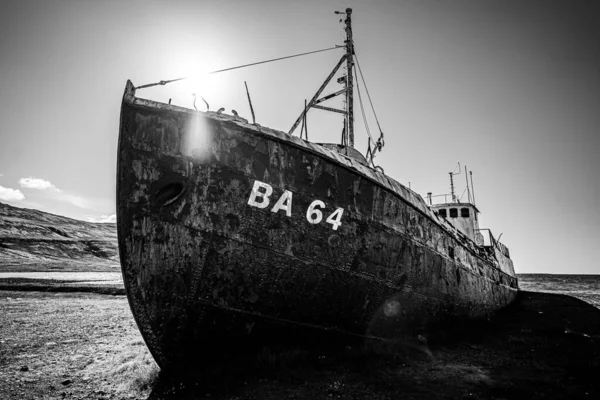 Grayscale Shot Icelandic Ghost Ship — стокове фото
