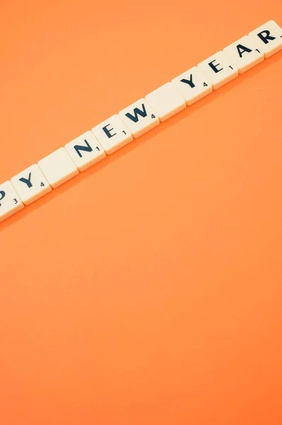 Вертикальный Кадр Фразы Новый Год Плитки Оранжевом Фоне — стоковое фото