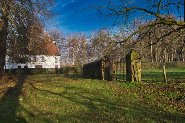 Ein Altes Landhaus Mit Hinterhof Und Beschädigtem Zaun Herbstliche Natur — Stockfoto