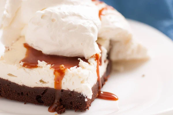 Vortice Gelato Alla Vaniglia Cheesecake Brownies Cioccolato Con Crema Formaggio — Foto Stock