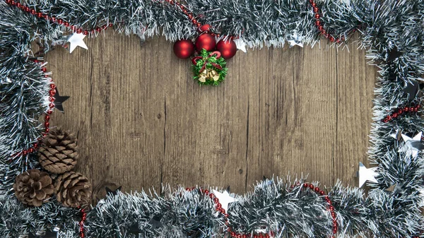 コピースペースのある木製の背景に装飾が施された美しいクリスマスフレーム — ストック写真