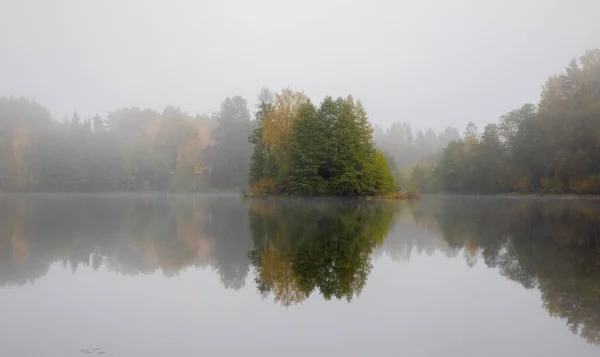 Beautiful Tranquil Mist Clad Natural Lake Surrounded Autumn Colored Trees — Stock Photo, Image