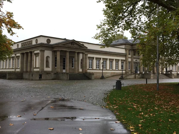 Ein Bild Von Einem Gebäude Einem Regnerischen Tag Herbst — Stockfoto