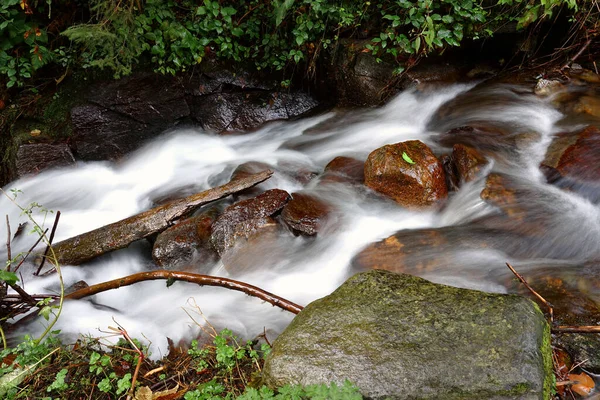 奥地利绿地环绕的施莱因瓦塞尔瀑布美景 — 图库照片